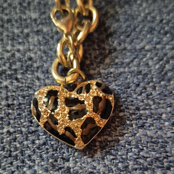 Guess Gold-Toned Necklace with Minimalist Animal PRINT Charm - Picture 7 of 7